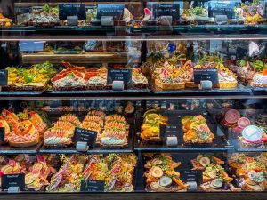 Große Auswahl an Smørrebrød. In Läden sind sie fast immer mit Fisch oder Fleisch zu haben. Wir belegen unsere lieber selber vegetarisch