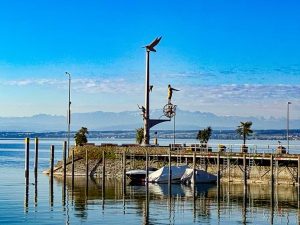 Am Ende der Hafenmole von Meersburg zieht die 15 Meter hohe Magische Säule die Blicke auf sich