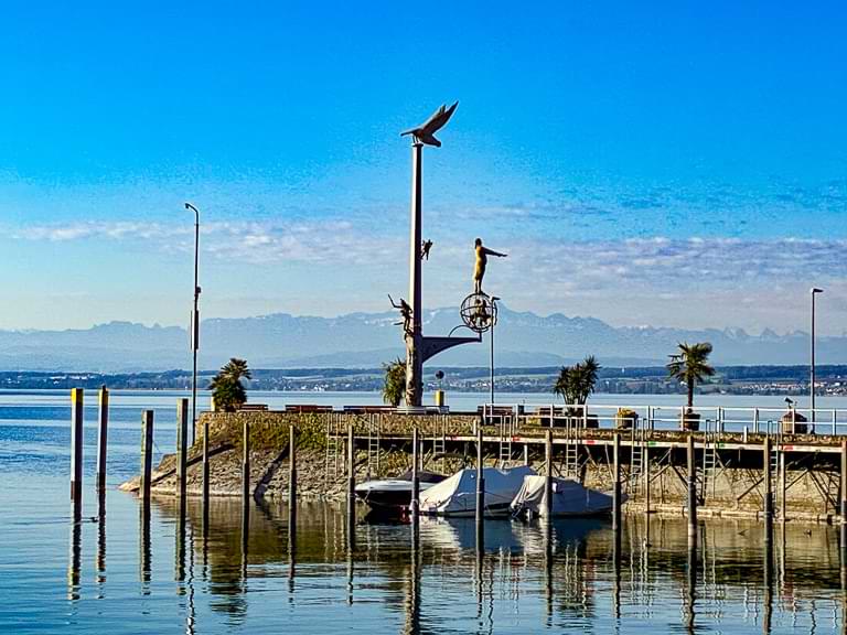 Am Ende der Hafenmole von Meersburg zieht die 15 Meter hohe Magische Säule die Blicke auf sich