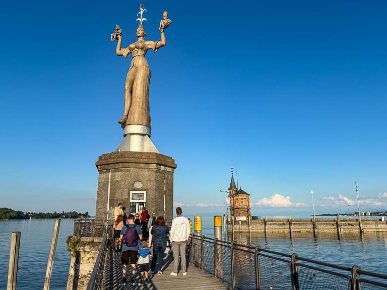 Die von Peter Lenk geschaffene Imperia im Hafen von Konstanz