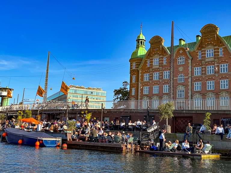 Festivalatmosphäre auf dem Wasser in Kopenhagen. Dieses Bild zeigt die beliebte Kayak-Bar