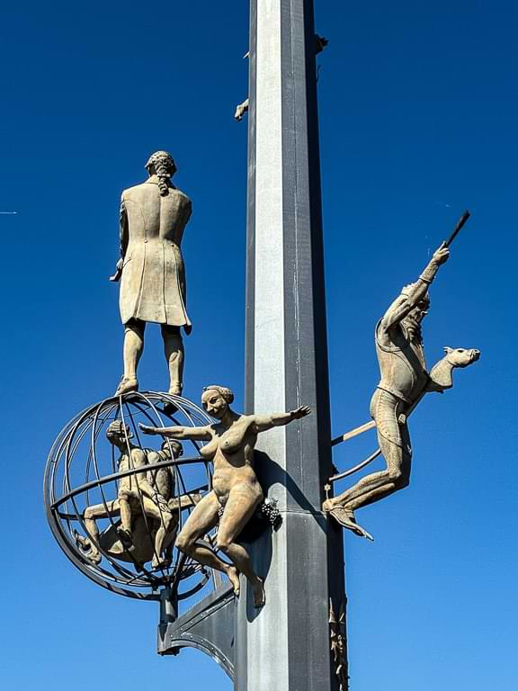 Die Magische Säule zeigt satirische Darstellungen bekannter Persönlichkeiten der Meersburger Stadtgeschichte