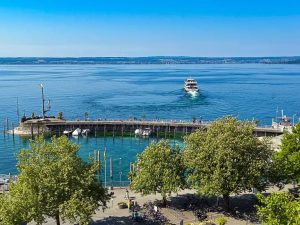 Meersburg am Bodensee: Von der Hafenmole legen die Personenfähren ab
