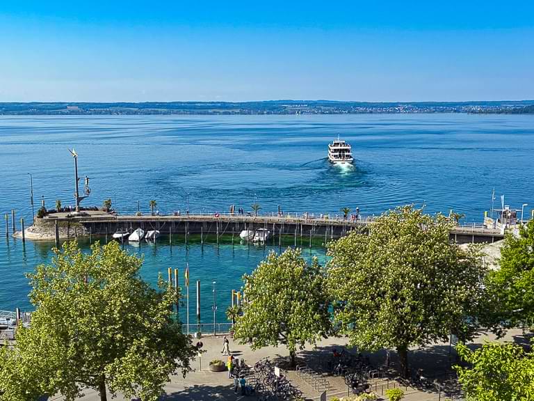 Meersburg am Bodensee: Von der Hafenmole legen die Personenfähren ab