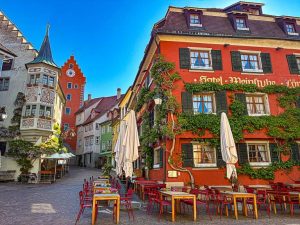 Blick in die Altstadt von Meersburg am Bodensee. Hier ist das Hotel Löwen-Weinstube zu sehen