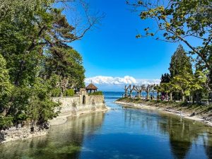 Spaziergang am Seeufer von Konstanz am Bodensee