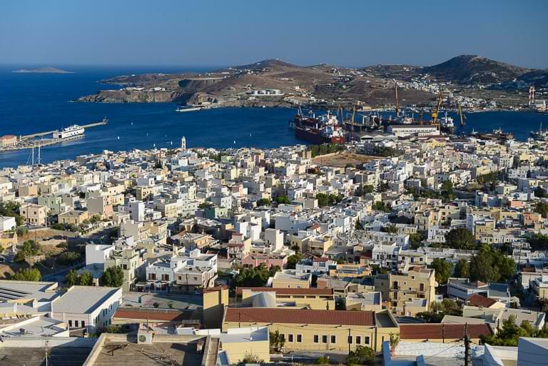Blick von Ano Syros auf Ermoupolis, den Hafen und das Meer