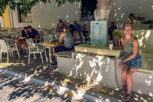 Chora, Andros-Stadt, Taverne, Café, Julia, Schatten, Bäume