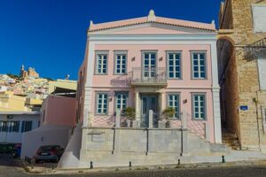 Elegantes Gebäude im Vaporia-Viertel von Ermoupolis auf Syros