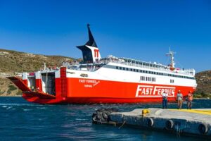 Ankunft einer Fähre in Gavrio, dem Haupthafen von Andros