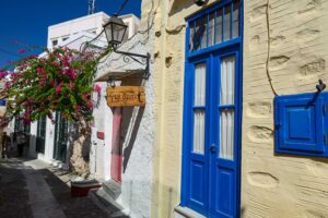 Hübsch dekorierte Häuser in Ano Syros