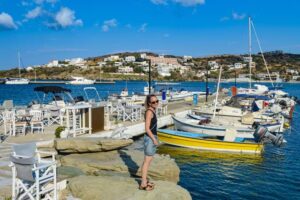 Julia im Hafen von Batsi auf der Insel Andros