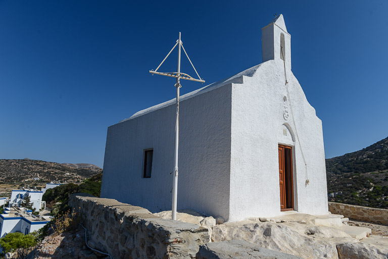 Auf einem Felsen oberhalb des Galissas Beach zieht die kleine, blendend weiße Kapelle St. Pakou die Blicke auf sich