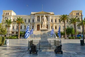 Das eindrucksvolle Rathaus auf dem marmorgepflasterten Hauptplatz Platia Miaoulis ist ein architektonisches Highlight