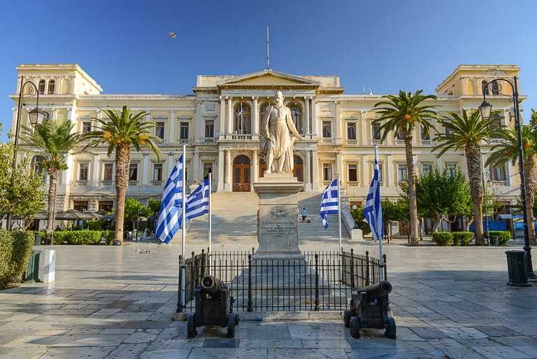 Das eindrucksvolle Rathaus auf dem marmorgepflasterten Hauptplatz Platia Miaoulis ist ein architektonisches Highlight