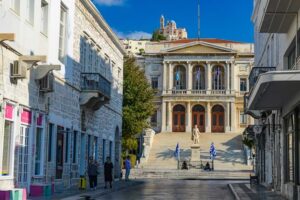 Im Zentrum von Ermoupolis auf Syros. Dieses Bild zeigt das neoklassizistische Rathaus