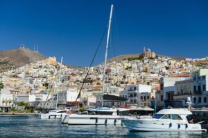 Boote im Hafen von Ermoupolis auf Syros