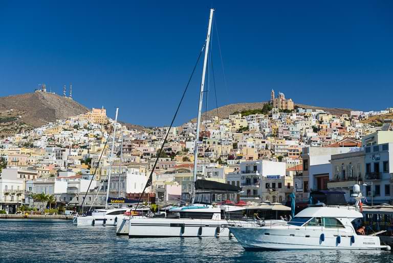 Boote im Hafen von Ermoupolis auf Syros