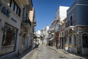 Morgens ist es auf der zweiten Flaniermeile von Ermoupolis – der Stamatiou Proiou, die später in die Petrou Protopapadaki übergeht – ruhig