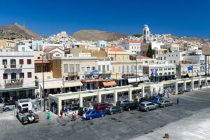 Ankunft auf Syros. Erster Blick von der Fähre auf Ermoupolis