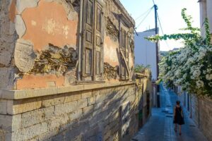 Verfallene Fassaden versprühen die Atmosphäre vergangener Zeiten