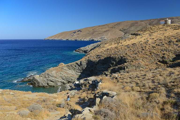 Julia auf dem Weg hinab zum Tis Grias to Pidima Beach