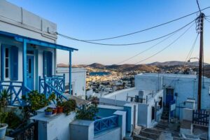 Weiß-blaue Häuser am frühen Abend in Ano Syros
