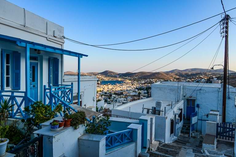 Weiß-blaue Häuser am frühen Abend in Ano Syros