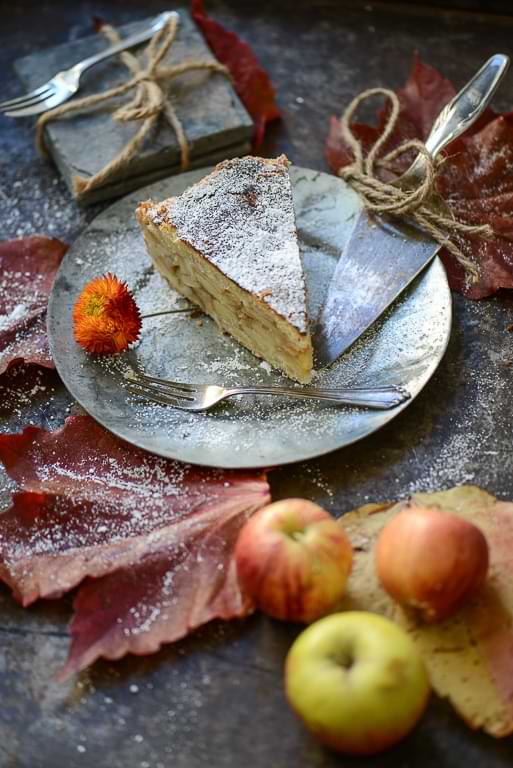 Ein Stück Appeltaart, holländischer Apfelkuchen, auf einem Teller, hübsch dekoriert
