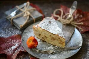 Nahaufnahme eines Stücks holländischen Apfelkuchens: Appeltaart