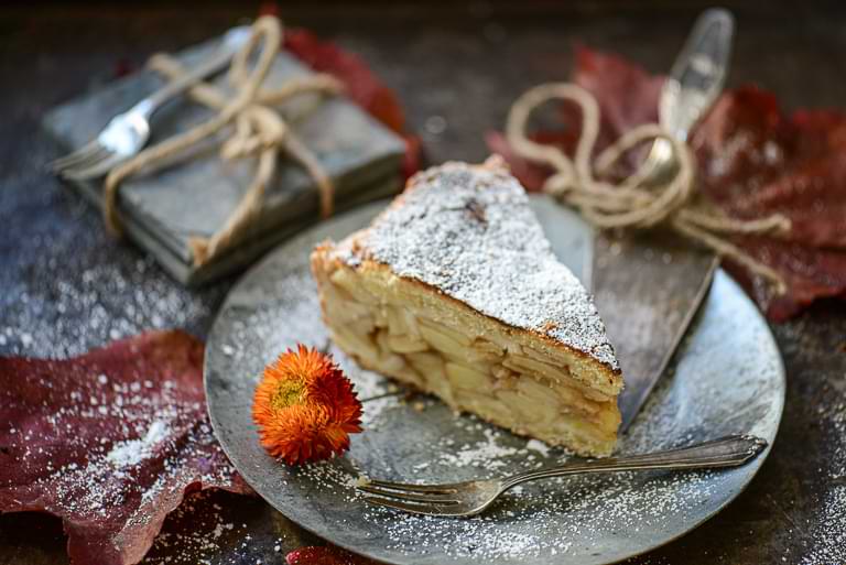 Nahaufnahme eines Stücks holländischen Apfelkuchens: Appeltaart
