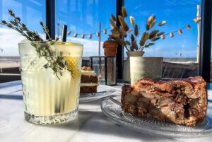 Appeltaart, holländischer, Apfelkuchen, Zitronenlimonade mit, Rosmarien, Branding Beach Club, Strandpaviljoens, Noordwijk aan Zee, Strandpavillon, Niederlande, Nordsee