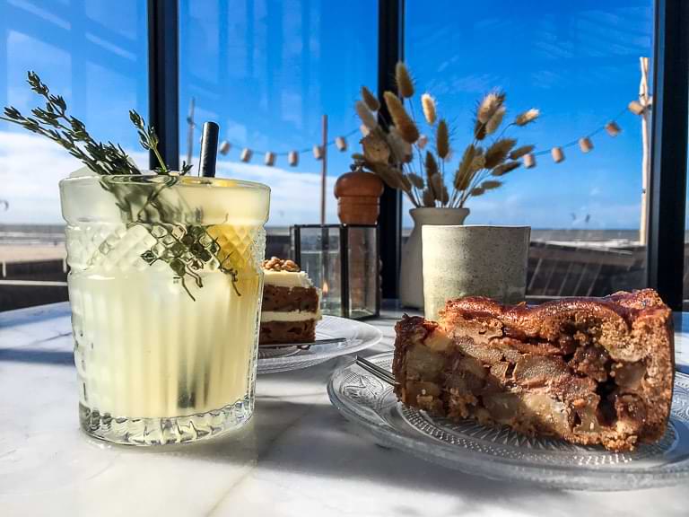 Appeltaart, holländischer, Apfelkuchen, Zitronenlimonade mit, Rosmarien, Branding Beach Club, Strandpaviljoens, Noordwijk aan Zee, Strandpavillon, Niederlande, Nordsee