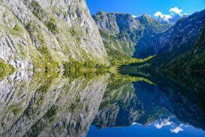 Was für ein Anblick: Berge spiegeln sich im Wasser des Obersees bei Salet am Königssee