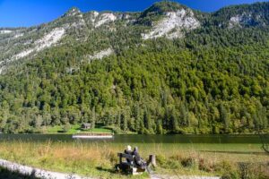 Königssee, Aussicht, Sitzbank, vorbeifahrendes Boot, reisen mit Kindern