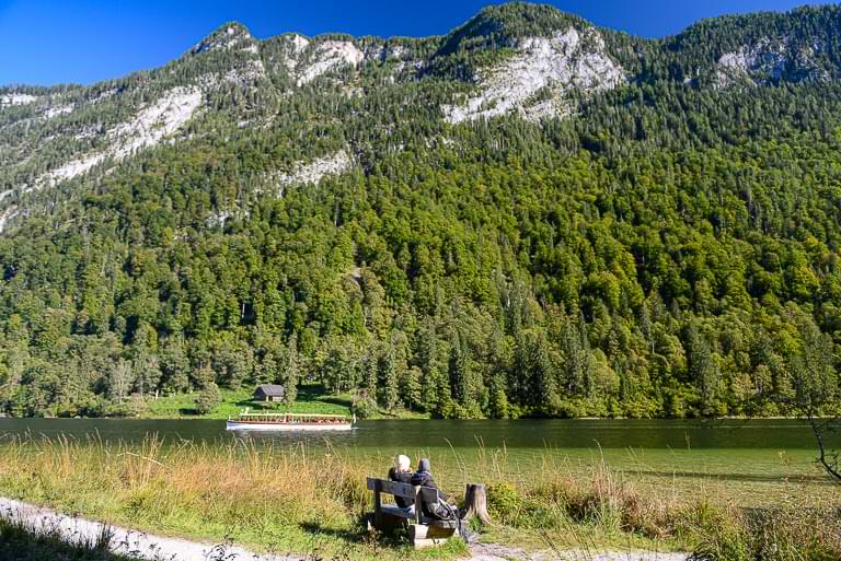 Königssee, Aussicht, Sitzbank, vorbeifahrendes Boot, reisen mit Kindern
