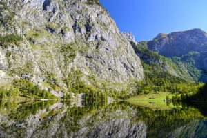 Obersee, Berge spiegeln sich im Wasser, Fischunkelalm