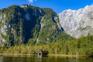 Tagesausflug zum Königssee, Holzhütte, Berge, grandiose Natur