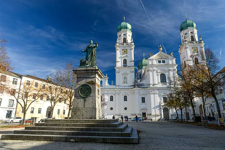 Dom St. Stephan, Passau, Außenansicht mit Denkmal von König Max I. Joseph von Bayern