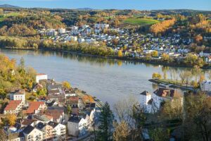 Den besten Blick auf das Dreiflüsseeck – den Zusammenfluss von Donau, Inn und Ilz – bietet der Aussichtspunkt Dreiflüsseblick auf der Veste Oberhaus