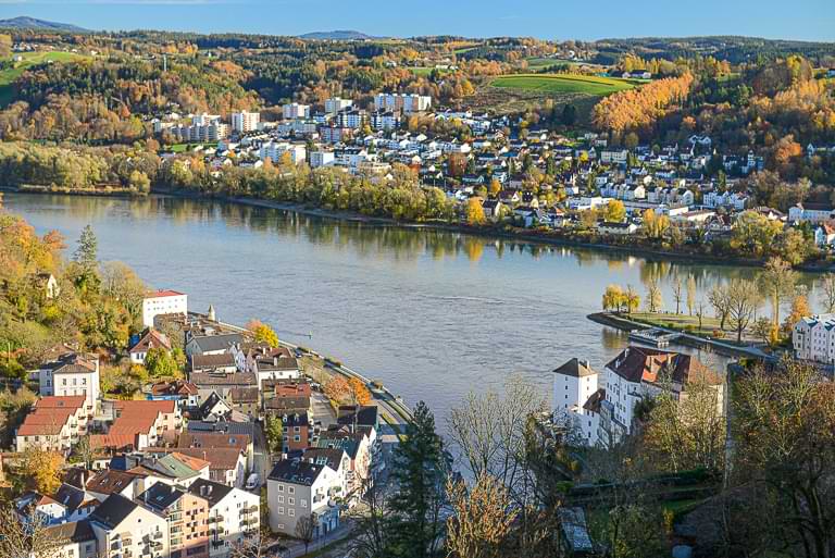 Den besten Blick auf das Dreiflüsseeck – den Zusammenfluss von Donau, Inn und Ilz – bietet der Aussichtspunkt Dreiflüsseblick auf der Veste Oberhaus