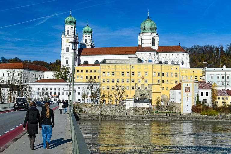 Über die Innbrücke gehen wir zurück in Richtung Altstadt von Passau
