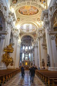Im Inneren des Dom St. Stephan: gigantischer Stuck, kunstvolle Fresken und Wandmalereien, detailreiche Säulen sowie vergoldete Altäre