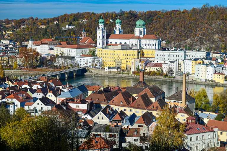 Blick über Passau vom Aussichtspunkt an der Wallfahrtskirche Mariahilf