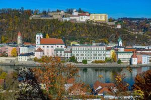 Inn, die Altstadt von Passau und die Veste Oberhaus vom Aussichtspunkt an der Wallfahrtskirche Mariahilf gesehen