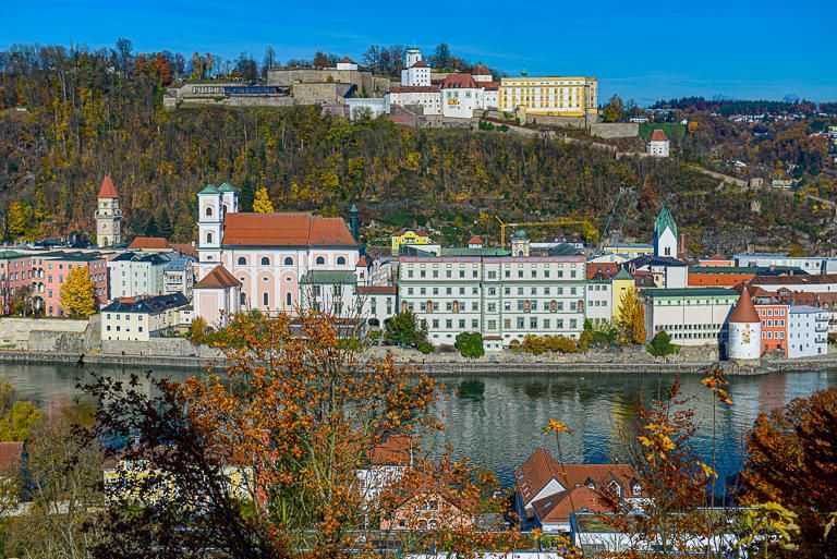 Inn, die Altstadt von Passau und die Veste Oberhaus vom Aussichtspunkt an der Wallfahrtskirche Mariahilf gesehen