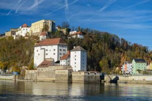 Traumhafte Ausblicke vom Donaukai auf das gegenüberliegende Ufer mit der Veste Oberhaus und der Veste Unterhaus