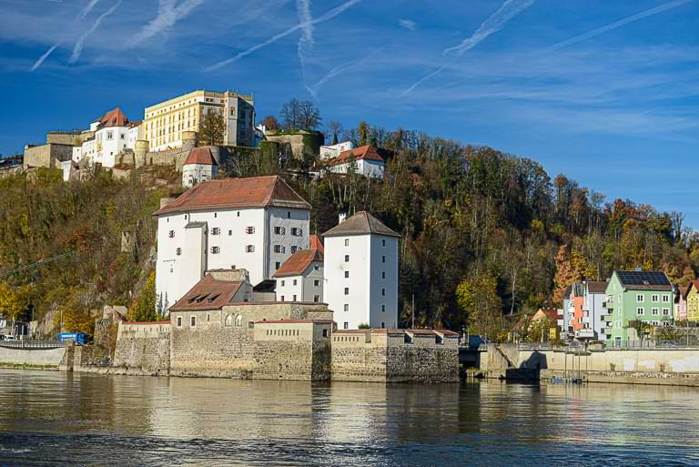 Traumhafte Ausblicke vom Donaukai auf das gegenüberliegende Ufer mit der Veste Oberhaus und der Veste Unterhaus