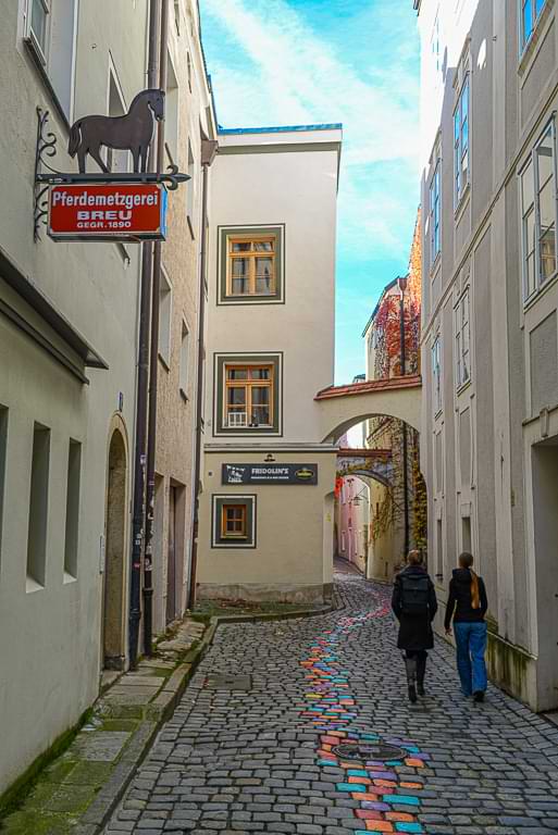Pferdemetzgerei Breu, Höllgasse, Passau, Schwibbogen