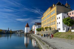 Heute gehört der Schaiblingsturm zum Gymnasium Leopoldinum (gelbes Gebäude)